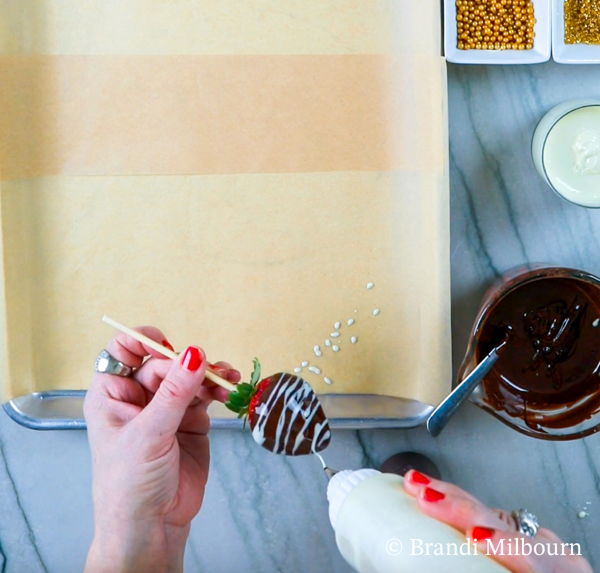 Making chocolate covered strawberry with stripes